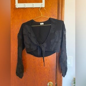 Aritzia black cropped front tie shirt, unique print, size XXS, perfect condition